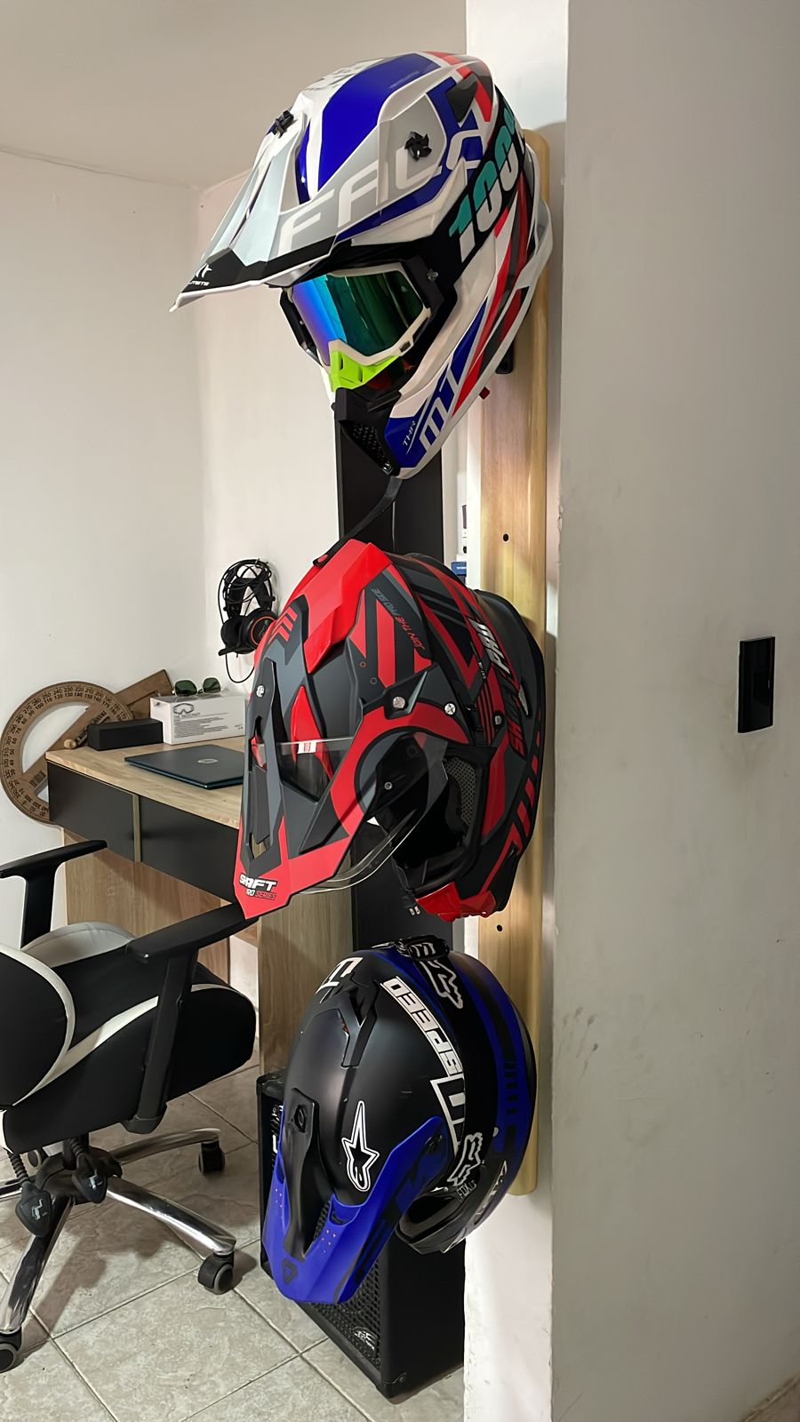 Soporte para cascos natural triple Vertical