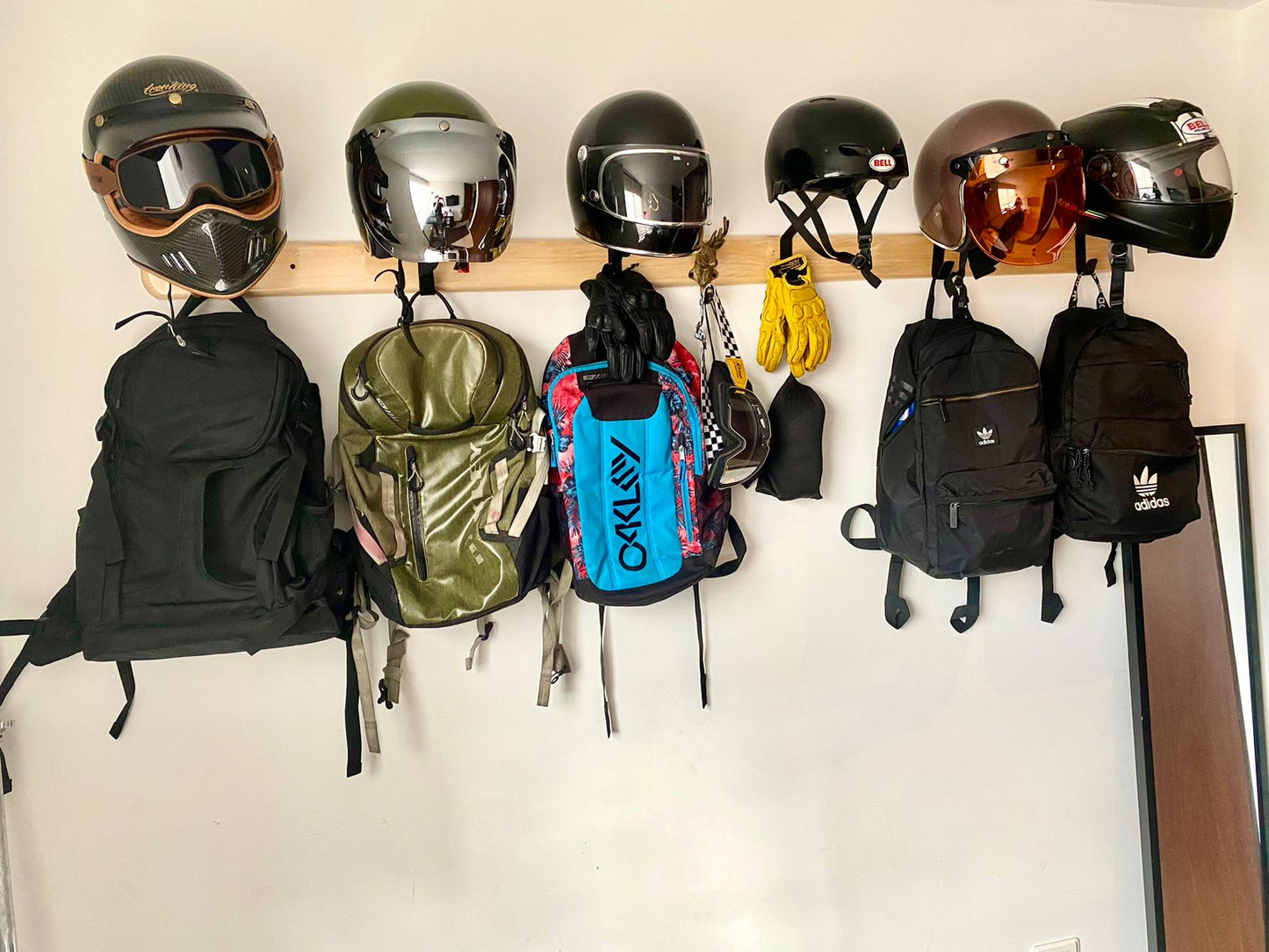 Soporte para 6 cascos acabado natural