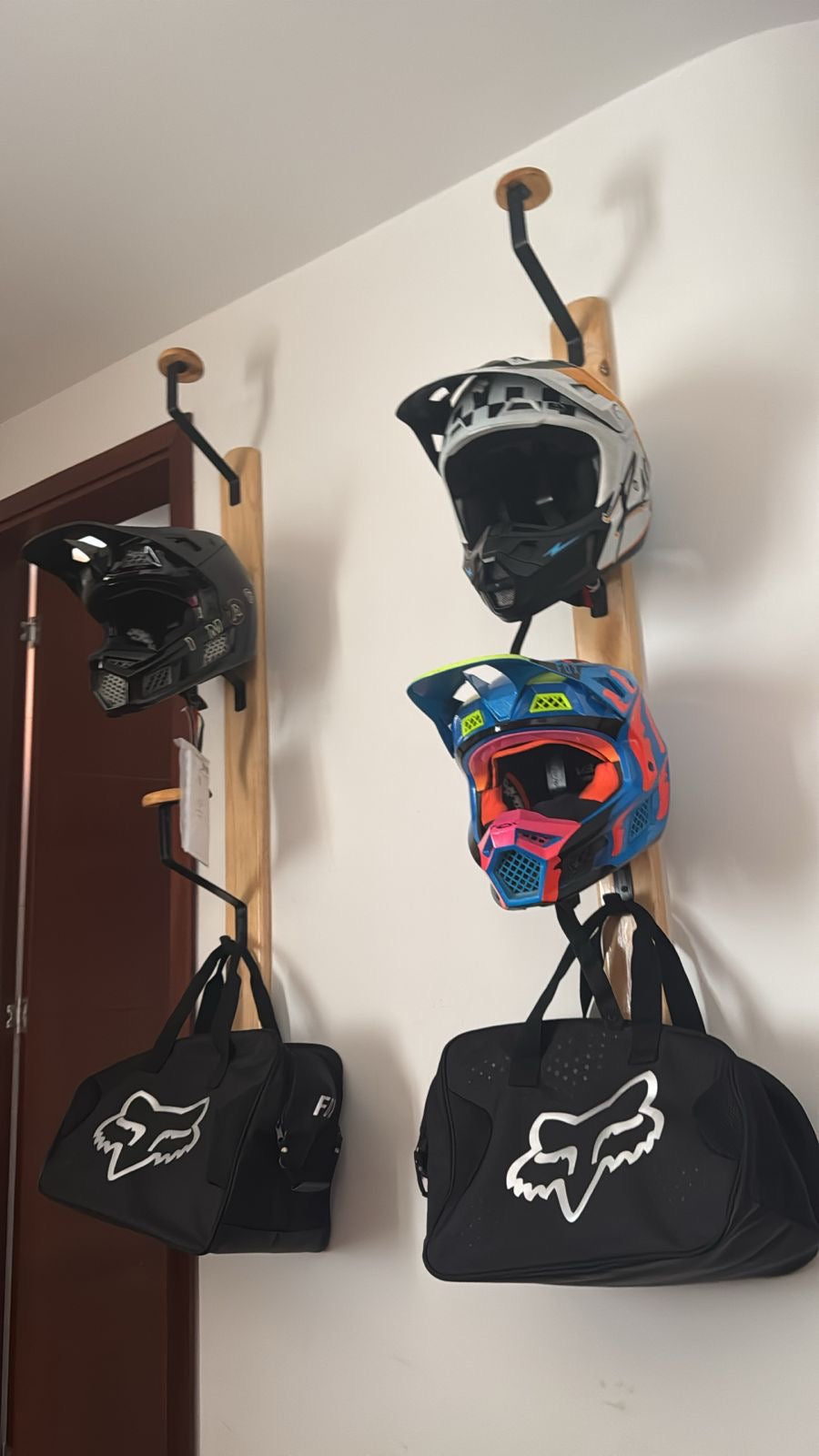 Soporte para cascos natural triple Vertical