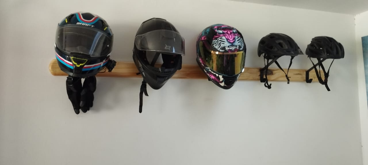 Soporte para 5 cascos acabado natural